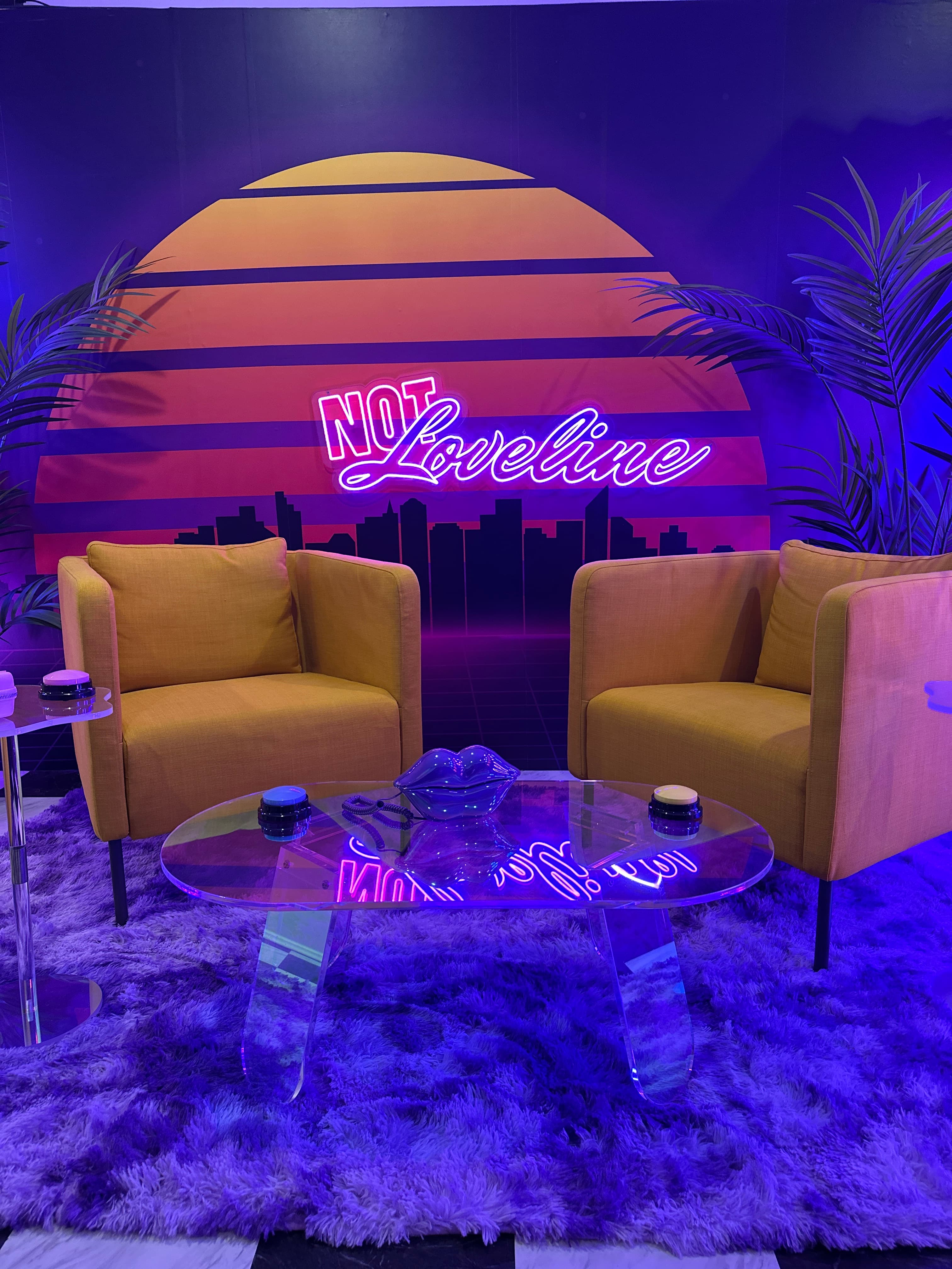 THE SET OF NOTLOVELINE