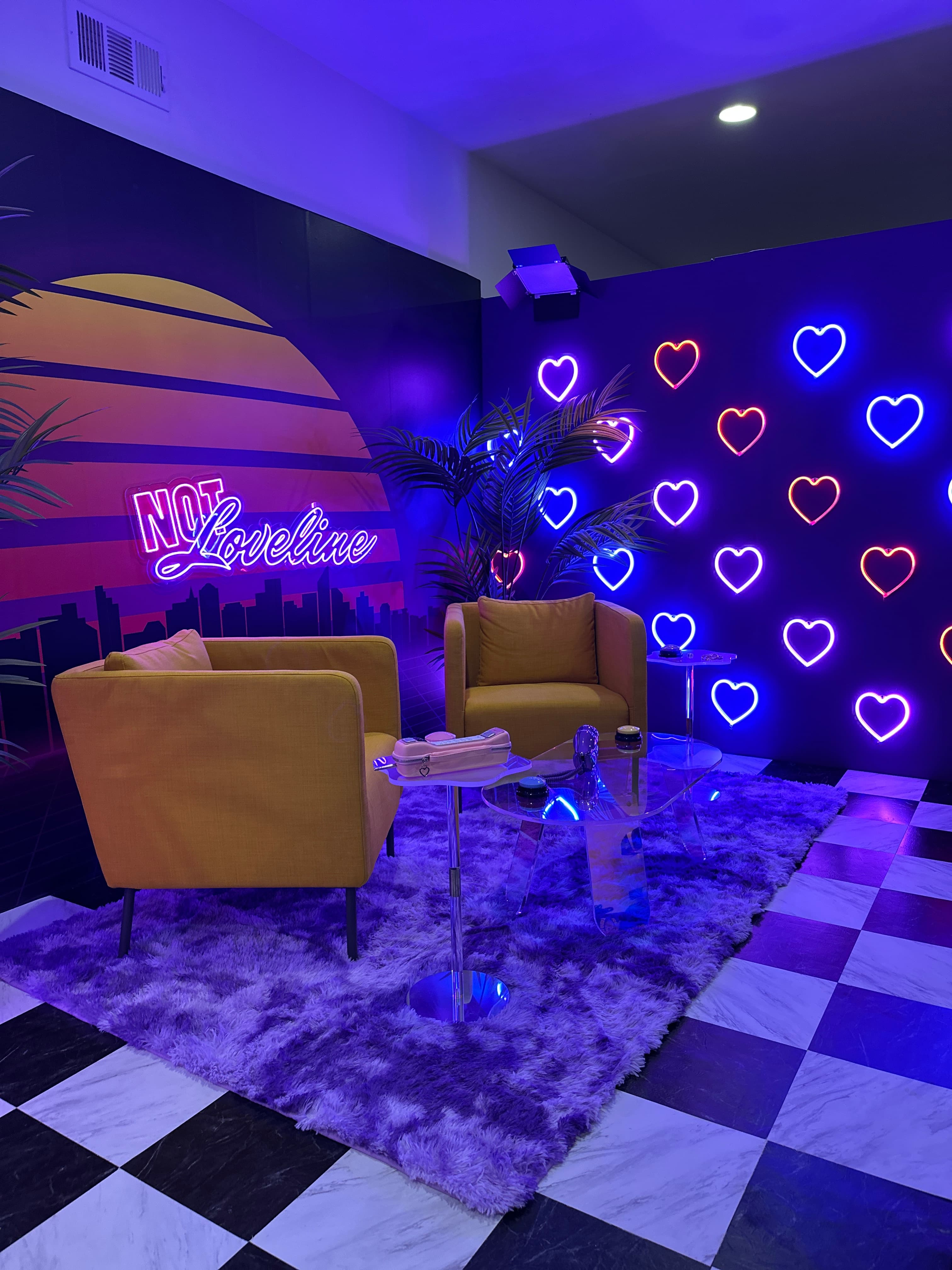 THE SET OF NOTLOVELINE