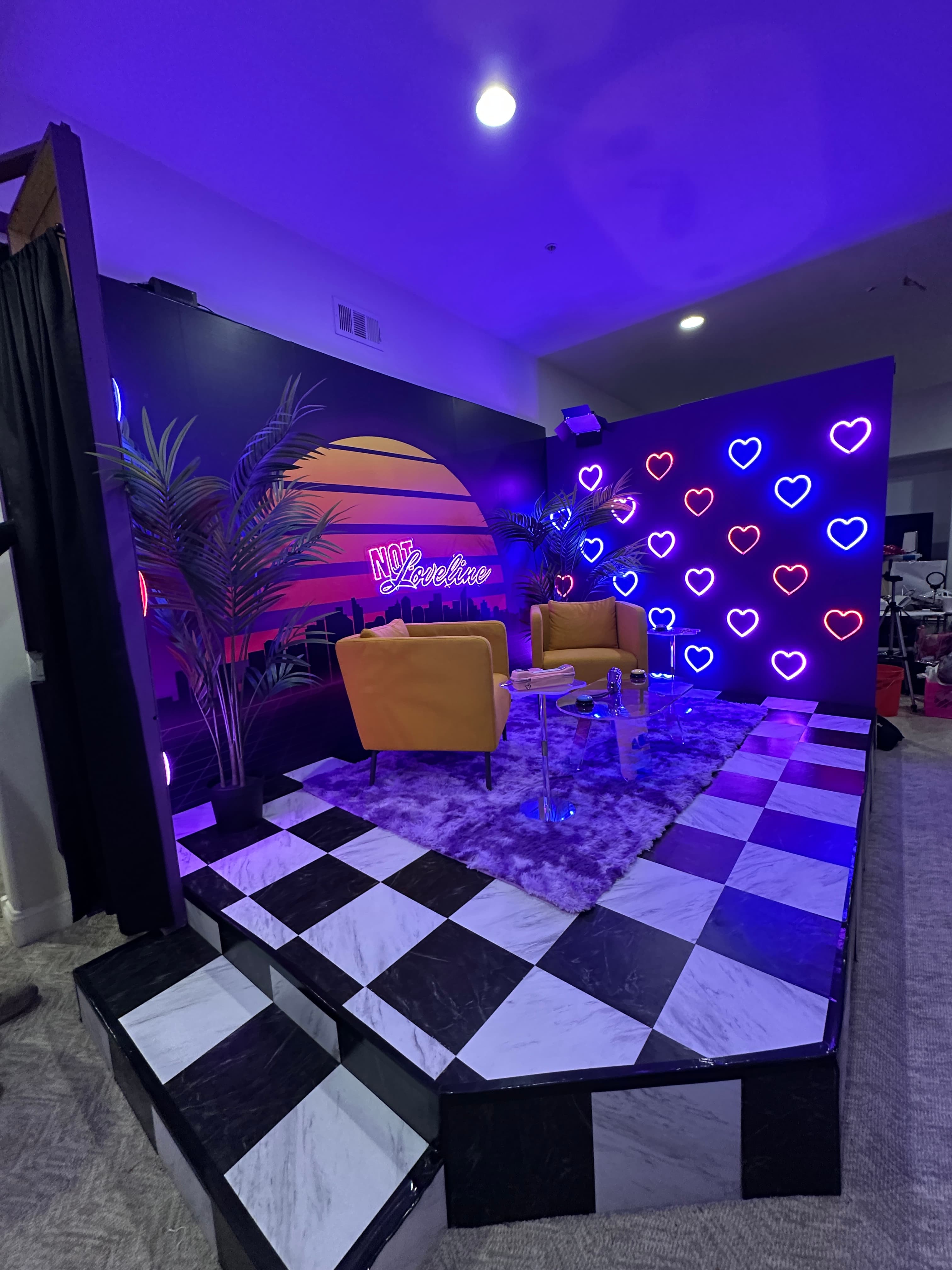 THE SET OF NOTLOVELINE